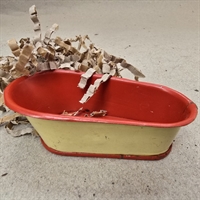 ovalt-metal-badekar-roedt-indvendigt-creme-udvendigt-gammelt-dukkebadekar-legetoej